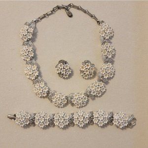 Vintage Lisner Necklace Set With Clusters Of White Flowers